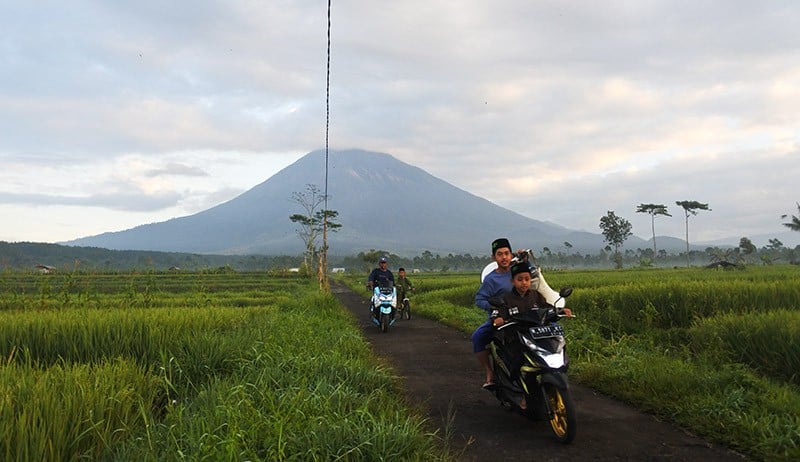 Penampakan Gunung Semeru Status Siaga Keluarkan Asap Tebal - Bagian 2