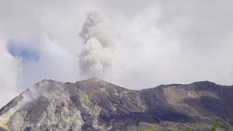 Kondisi Terkini Puncak Kawah Gunung Ile Lewotolok, Lava Masih Meluap Keluar Kawah 