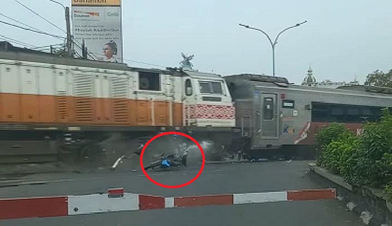 Pemotor di Karawang Tewas Dihantam Kereta setelah Lawan Arus dan Terobos Pelintasan