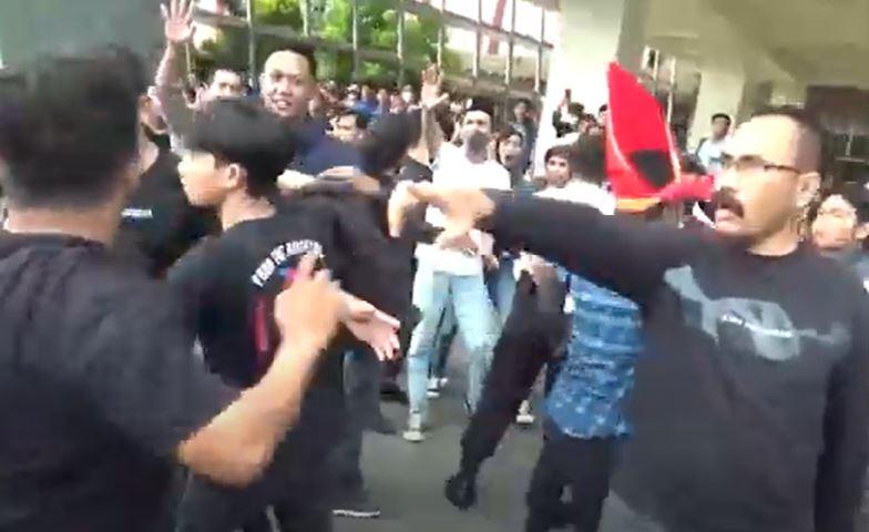 Pelantikan Pengurus PMII Cabang Makassar Ricuh, Massa Saling Dorong dengan Polisi