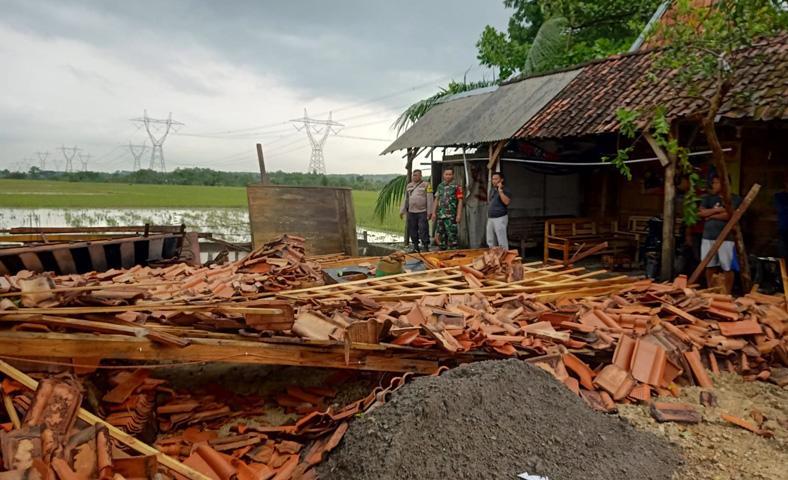 Hujan Angin Terjang Jati Blora, 1 Rumah Roboh 2 Rusak Berat
