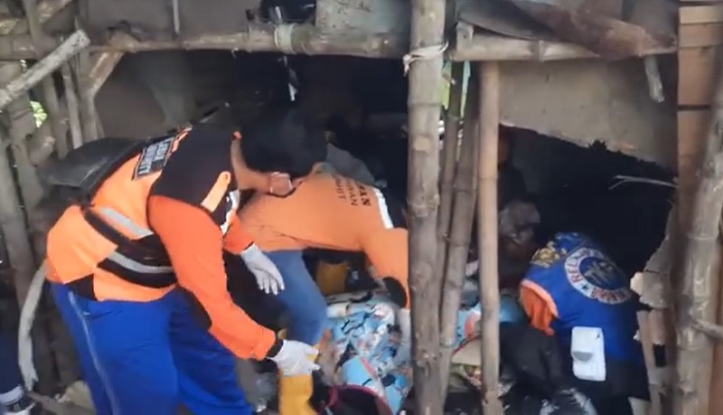 Tukang Pijat di Mojokerto Tewas Membusuk dalam Gubuk, Evakuasi Dramatis