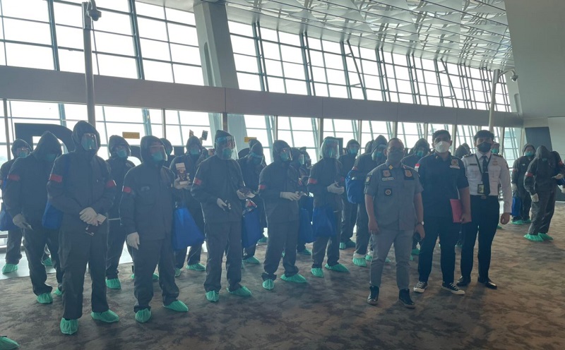 Viral Warga China Pakai Pakaian Khusus di Bandara Soetta, Begini Penjelasan Imigrasi