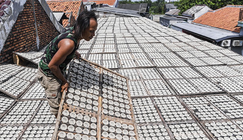 Penampakan Ukuran Kerupuk Menjadi Kecil karena Harga Bahan Baku Serba Naik - Bagian 3