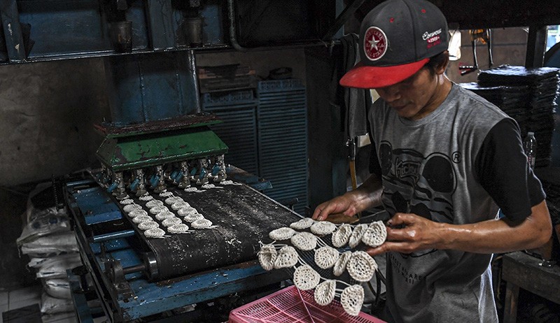 Penampakan Ukuran Kerupuk Menjadi Kecil karena Harga Bahan Baku Serba Naik - Bagian 4
