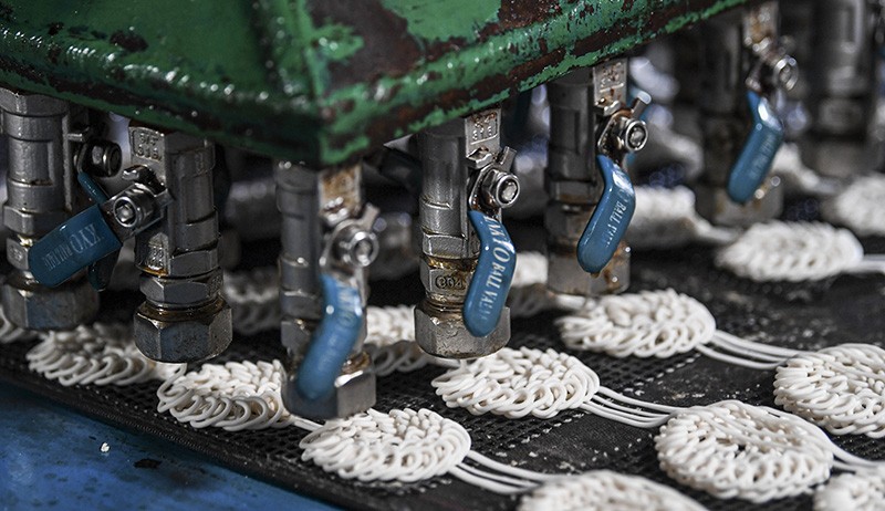 Penampakan Ukuran Kerupuk Menjadi Kecil karena Harga Bahan Baku Serba Naik - Bagian 2