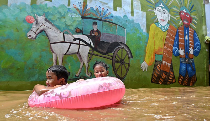 27 RT di Kampung Melayu Jakarta Terendam Banjir hingga 1,7 Meter - Bagian 1