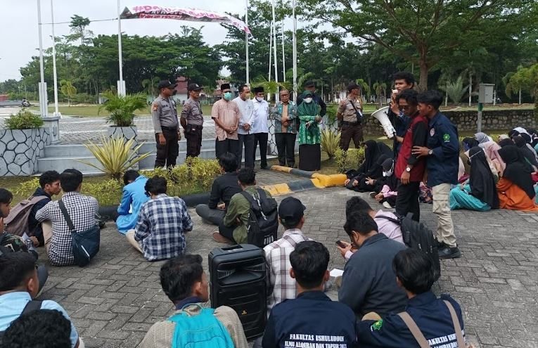 Mahasiswi UIN Suska Diduga Dianiaya Dosen, Rekan Demo Rektorat