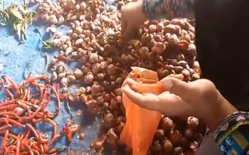 Gegara Langka, Bawang Merah Busuk Terpaksa Dibeli Warga karena Butuh