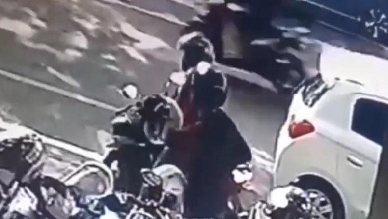 Aksi Pencurian Helm di Puskesmas Sidorejo Lor Salatiga Terekam CCTV