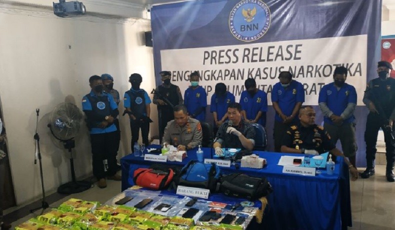 title Penyelundupan 31 Kg Sabu di Perbatasan RI-Malaysia, 5 Orang Jadi Tersangka Penyelundupan 31 Kg Sabu di Perbatasan RI-Malaysia, 5 Orang Jadi Tersangka