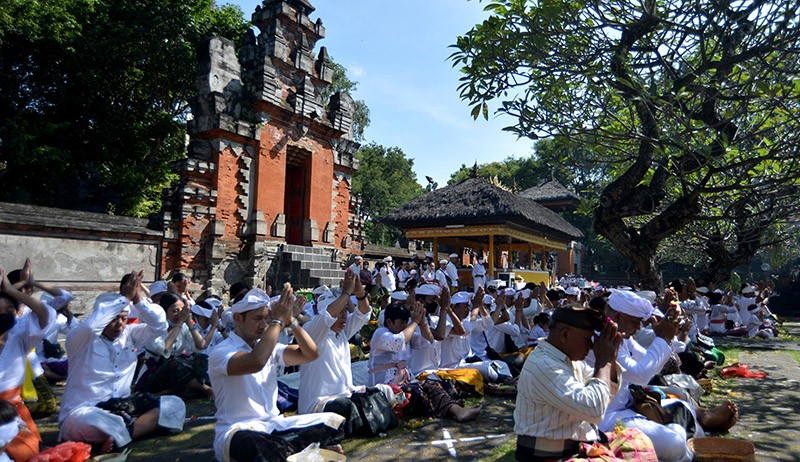 Hari Raya Galungan, Umat Hindu Bali Sembahyang di Pura Jaganatha - Bagian 3