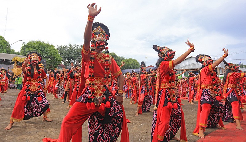 Tarian Seribu Topeng Meriahkan Bulan Pancasila - Bagian 1