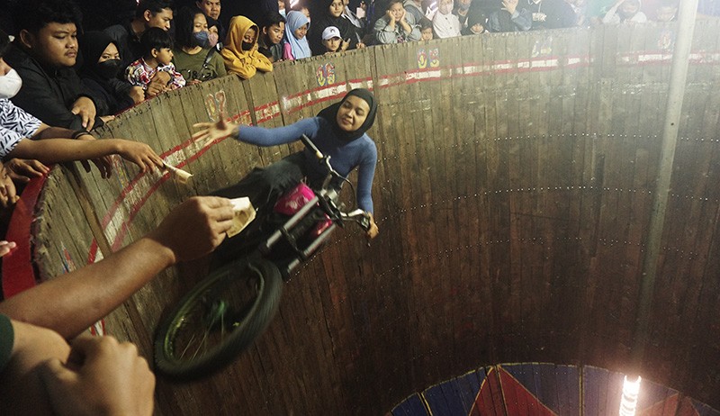 Tak Disangka, Perempuan Berhijab dan Cantik Ini Ternyata Pengendara Motor Tong Setan - Bagian 1