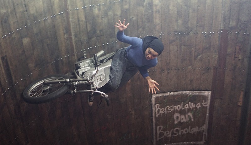 Tak Disangka, Perempuan Berhijab dan Cantik Ini Ternyata Pengendara Motor Tong Setan - Bagian 2