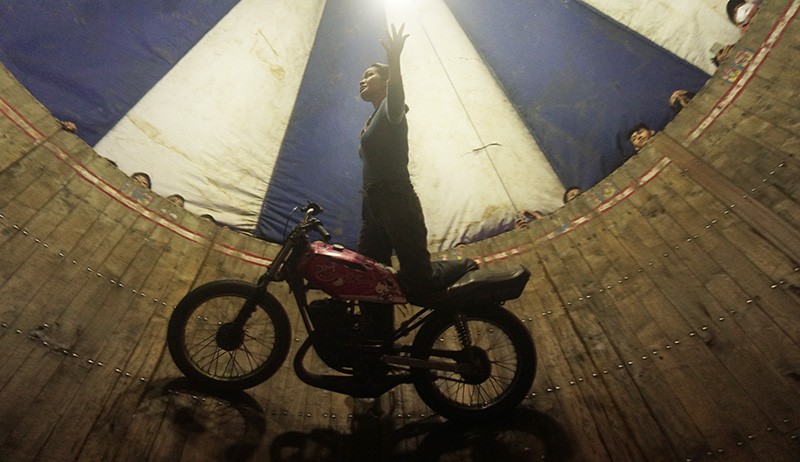 Tak Disangka, Perempuan Berhijab dan Cantik Ini Ternyata Pengendara Motor Tong Setan - Bagian 3