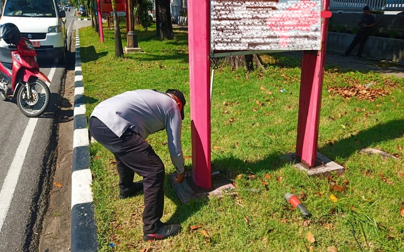 Belum Bayar Pajak tapi Dipasang, Papan Reklame di Padang Dibongkar 