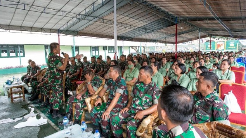 title Danrem 131 Santiago Minta Prajurit di Sangihe Jaga Keharmonisan Rumah Tangga, Ada Apa? Danrem 131 Santiago Minta Prajurit di Sangihe Jaga Keharmonisan Rumah Tangga, Ada Apa?
