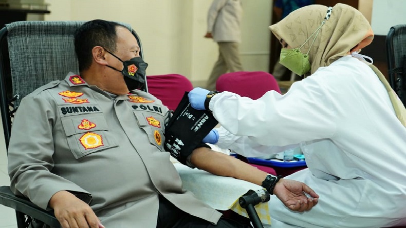 Momen Kapolda Jabar Donorkan Darah Sambut HUT Ke-76 Bhayangkara
