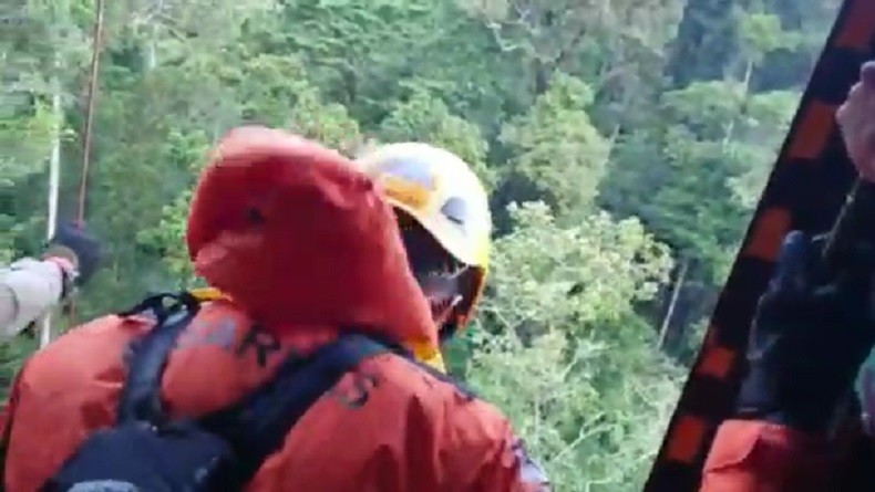 title SAR Gabungan Lanjutkan Pencarian Korban Jatuhnya Helikopter Puskesmas di Mimika SAR Gabungan Lanjutkan Pencarian Korban Jatuhnya Helikopter Puskesmas di Mimika