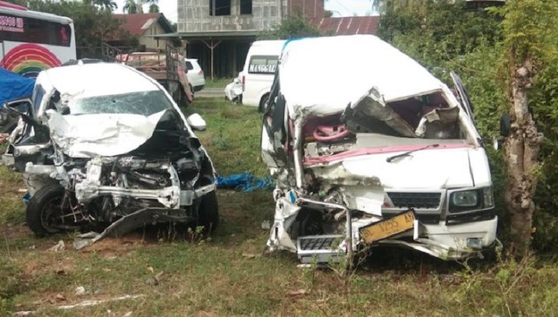 Lakalantas di Aceh Besar, 8 Orang Terluka akibat Minibus L300 Ditabrak Xenia