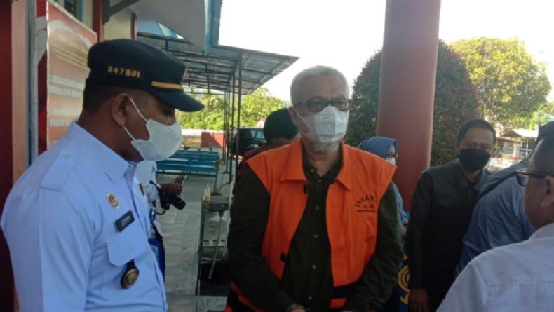 Dikawal Petugas, Dua Tahanan KPK Kasus Korupsi Bursel Tiba di Ambon