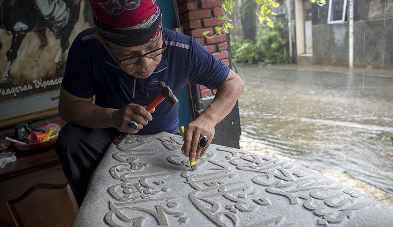 Melihat Pembuatan Kaligrafi di Atas Batu Kali - Bagian 2