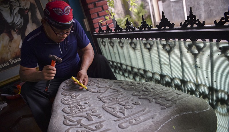 Melihat Pembuatan Kaligrafi di Atas Batu Kali - Bagian 1