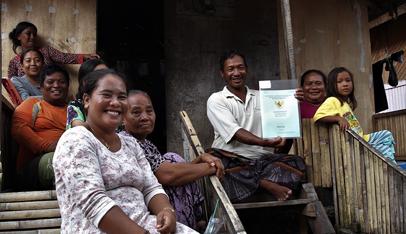 Ekspresi Bahagia Nelayan Suku Bajo Menerima Sertifikat Tanah Gratis - Bagian 1