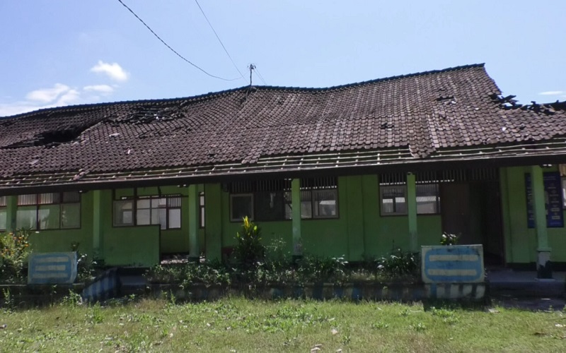 Atap Sekolah Ambruk, Puluhan Siswa Ujian di Teras Sekolah