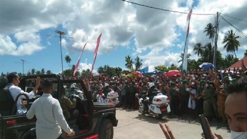 Presiden Jokowi dan Ibu Negara Tiba di Wakatobi, Disambut Antusias Masyakarat