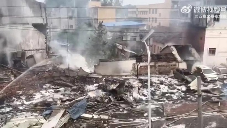 title Pesawat Tempur China Jatuh, Sejumlah Rumah Warga Rusak Terbakar Pesawat Tempur China Jatuh, Sejumlah Rumah Warga Rusak Terbakar