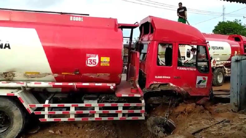 Warga Toboali Kaget Dengar Gemuruh Dikira Mau Hujan, Ternyata Truk BBM Terguling