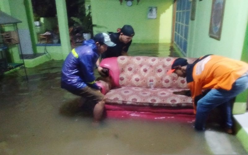 Diterjang Banjir, Aktivitas Warga Baturaja Nyaris Lumpuh