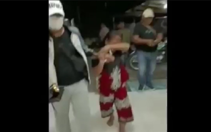 title Kisah Pilu Emak-Emak Curi HP untuk Beli Susu Anak, Menangis saat Ditangkap Polisi Kisah Pilu Emak-Emak Curi HP untuk Beli Susu Anak, Menangis saat Ditangkap Polisi