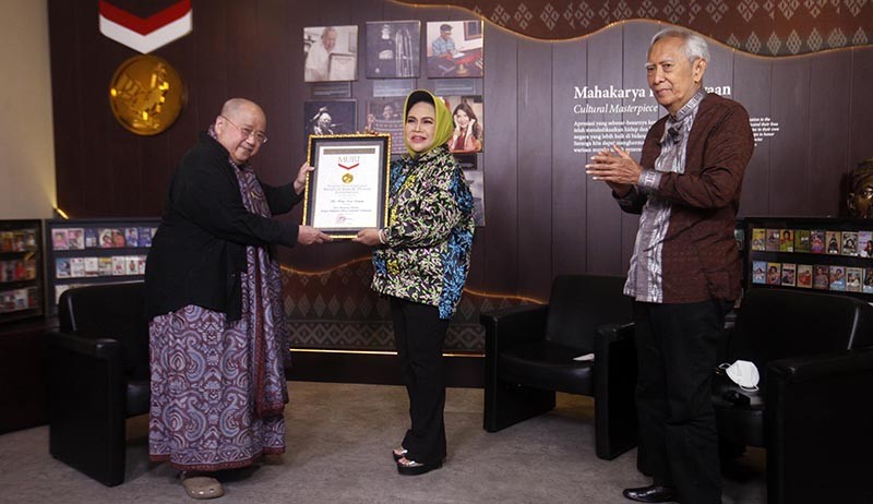 Hetty Koes Endang Hasilkan 150 Album Raih Rekor MURI  - Bagian 1