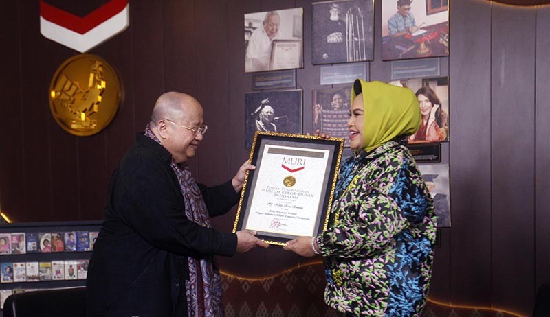 Hetty Koes Endang Hasilkan 150 Album Raih Rekor MURI  - Bagian 2