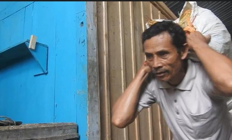 Kisah Perjuangan Kuli Panggul, Kumpulkan Uang Receh Selama 20 Tahun demi Bisa Berangkat Haji