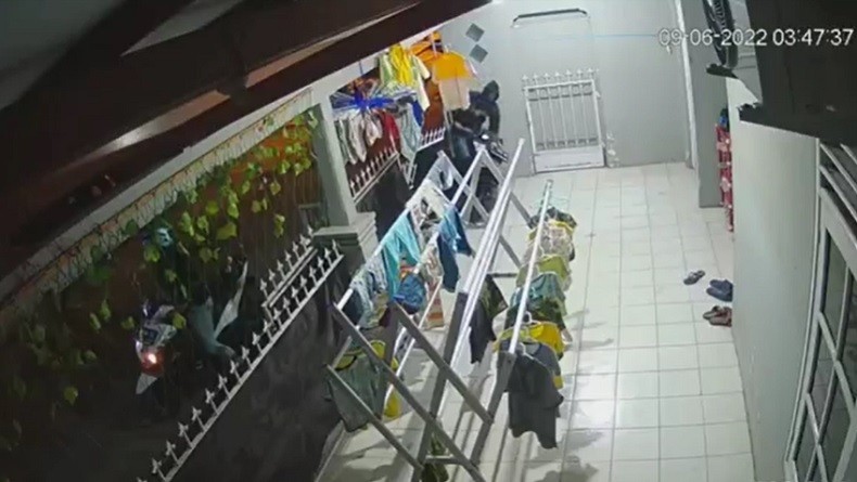 Pencurian Motor di Serang Banten Terekam CCTV, Pelaku Jebol Pagar Rumah 