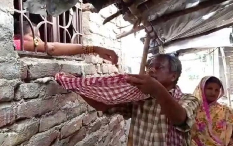 Viral Pasutri Miskin Mengemis di Jalan, Butuh Dana untuk Bawa Jasad Anak dari Rumah Sakit