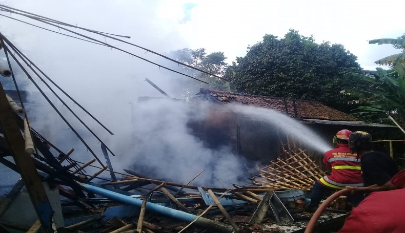 Rumah di Cicantayan Sukabumi Terbakar Hebat, Gegerkan Jemaah yang Hendak Salat Jumat