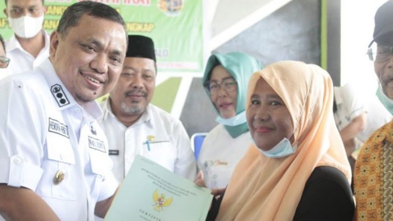 title Hindari Konflik Kepemilikan Tanah, Wabup Gorontalo Serahkan Sertifikat kepada 500 Warga Bongomeme Hindari Konflik Kepemilikan Tanah, Wabup Gorontalo Serahkan Sertifikat kepada 500 Warga Bongomeme