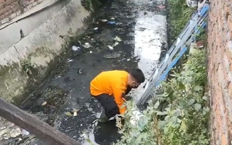 Malu Melahirkan di Luar Nikah, Perempuan Ini Buang Bayi ke Saluran Air