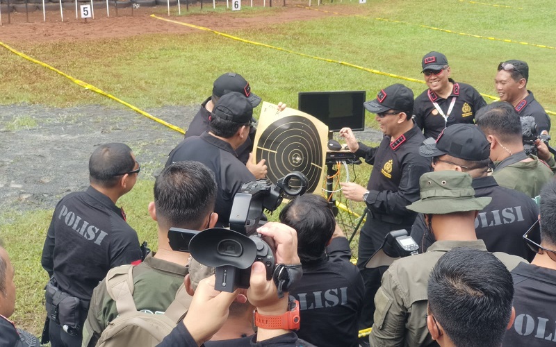Momen Kapolri Tunjukkan Kemampuan saat Buka Lomba Menembak di Mako Brimob Depok