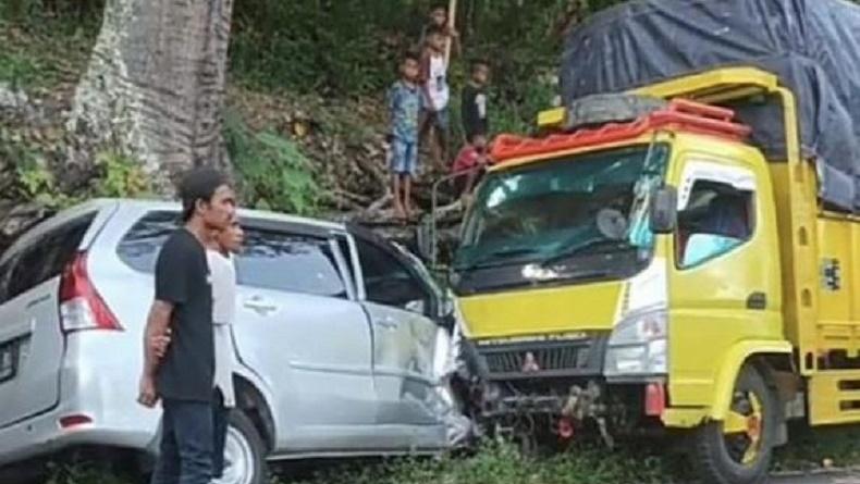 Lagi Parkir di Pinggir Jalan, Mobil Pastor Katolik di Sikka Ringsek Ditabrak Truk