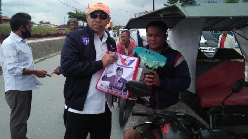 HUT ke-7, DPD Tapanuli Utara Sumut Bagikan Sembako ke Tukang Becak Motor dan Masyarakat