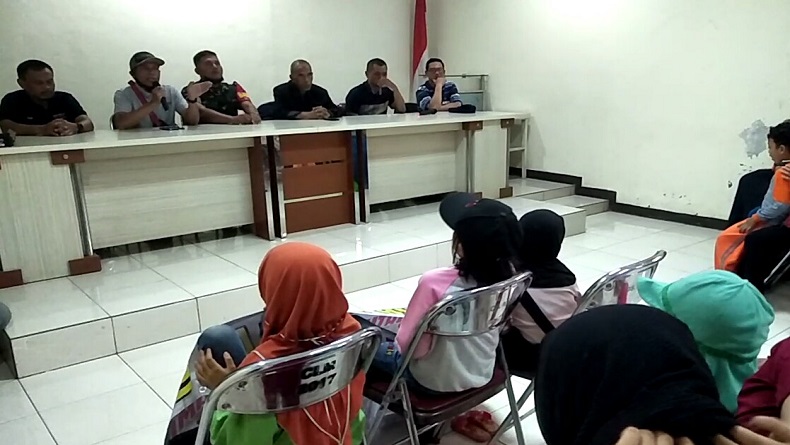 Keluhan soal Banjir dan Kereta Cepat Tak Digubris, Warga Ngamprah KBB Geruduk Kantor Desa