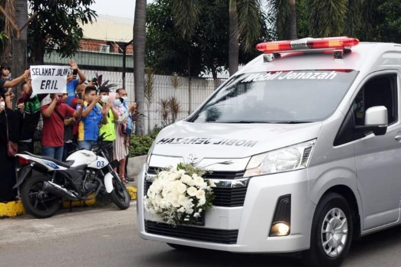 Disambut Erick Thohir dan Muhadjir Effendy, Jenazah Eril Tiba di Tanah Air - Bagian 4