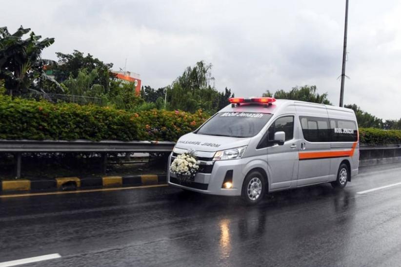 Disambut Erick Thohir dan Muhadjir Effendy, Jenazah Eril Tiba di Tanah Air - Bagian 3