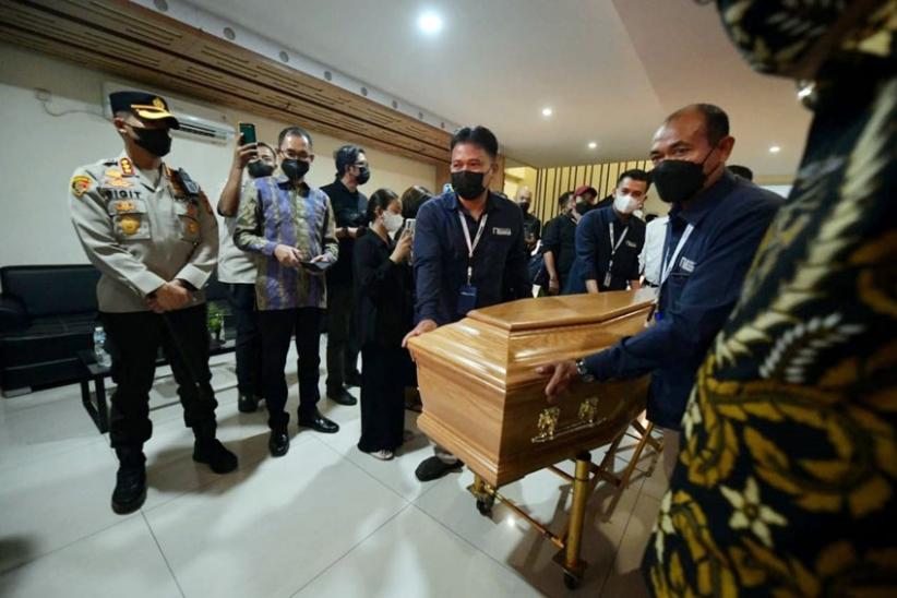 Disambut Erick Thohir dan Muhadjir Effendy, Jenazah Eril Tiba di Tanah Air - Bagian 2